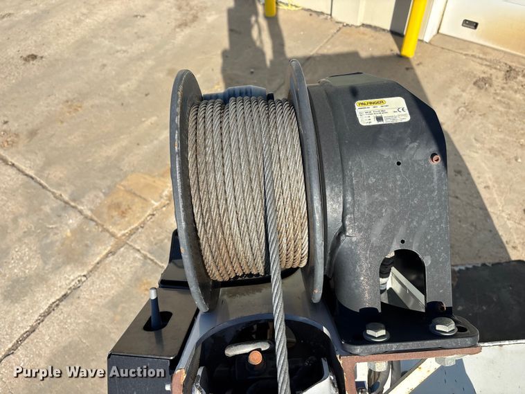 image for item EE4438 2013 Peterbilt 330 utility / service truck