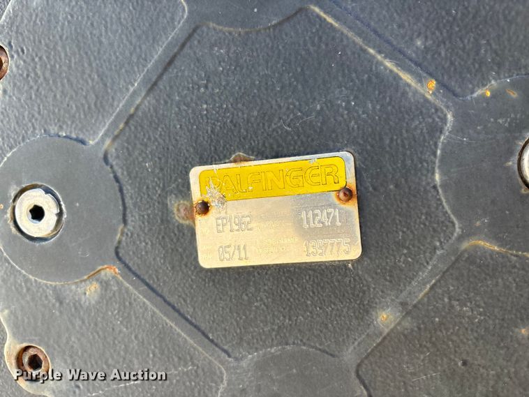 image for item EE4438 2013 Peterbilt 330 utility / service truck