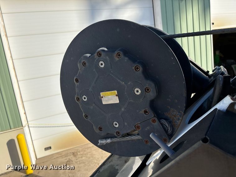 image for item EE4438 2013 Peterbilt 330 utility / service truck