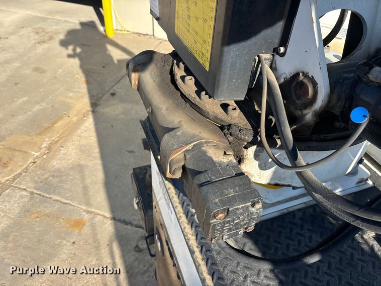 image for item EE4438 2013 Peterbilt 330 utility / service truck