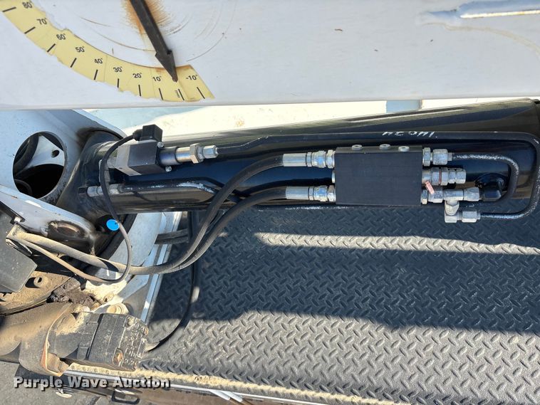 image for item EE4438 2013 Peterbilt 330 utility / service truck