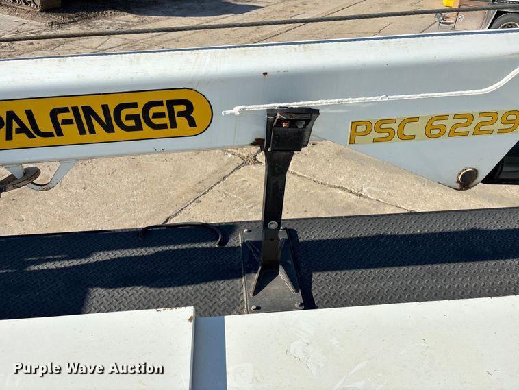 image for item EE4438 2013 Peterbilt 330 utility / service truck