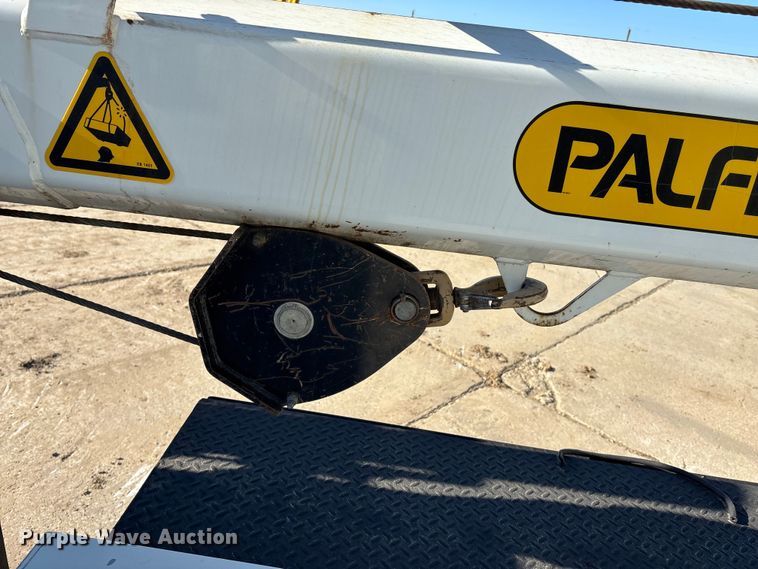 image for item EE4438 2013 Peterbilt 330 utility / service truck