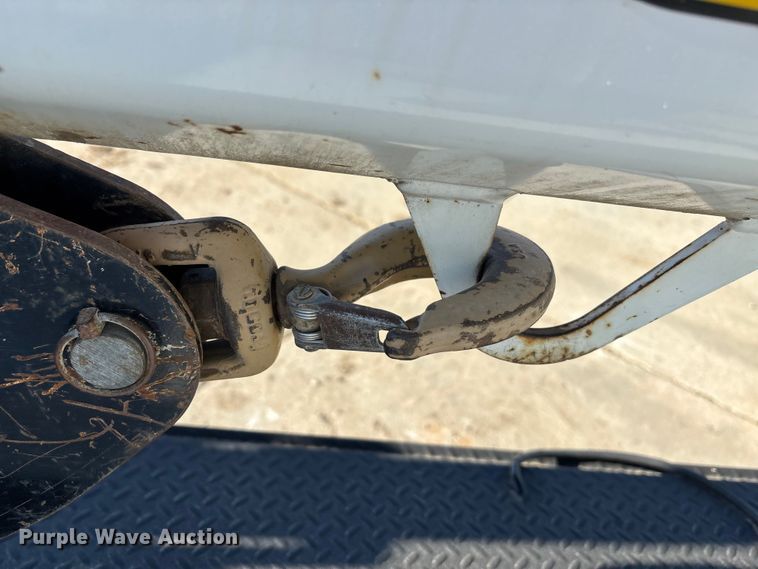 image for item EE4438 2013 Peterbilt 330 utility / service truck