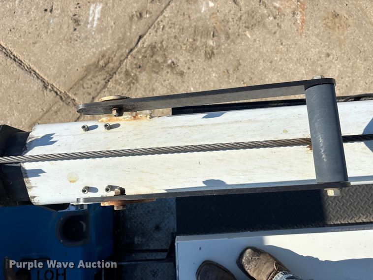 image for item EE4438 2013 Peterbilt 330 utility / service truck