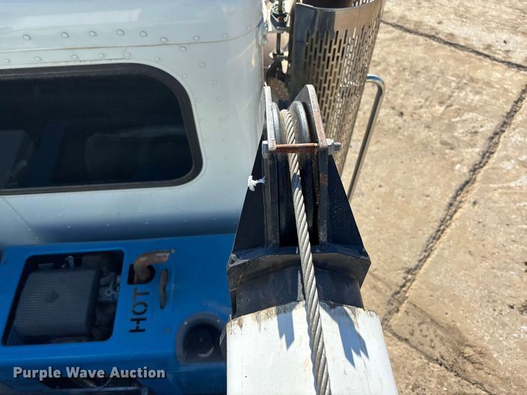 image for item EE4438 2013 Peterbilt 330 utility / service truck