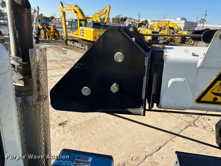 image for item EE4438 2013 Peterbilt 330 utility / service truck