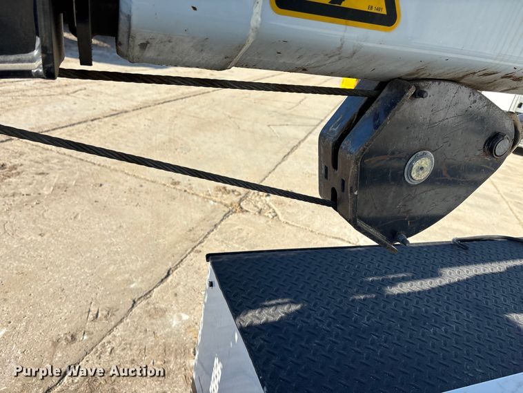 image for item EE4438 2013 Peterbilt 330 utility / service truck