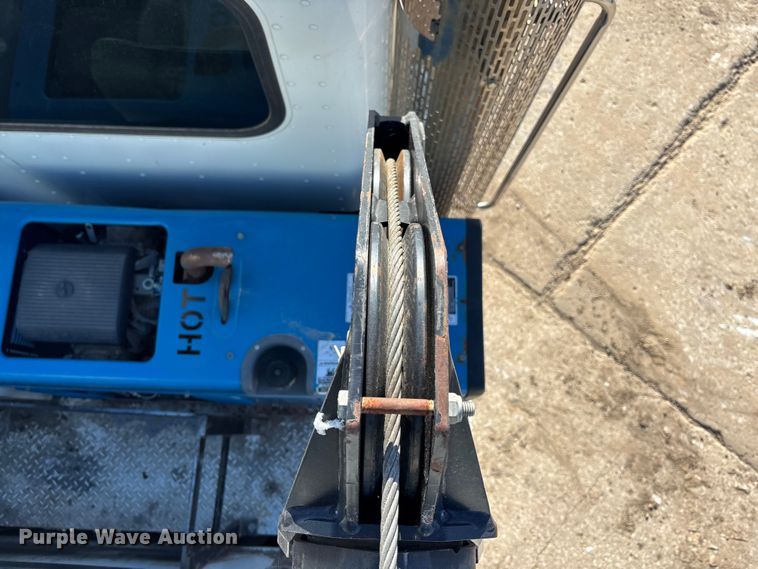 image for item EE4438 2013 Peterbilt 330 utility / service truck