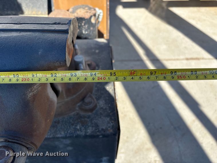 image for item EE4438 2013 Peterbilt 330 utility / service truck