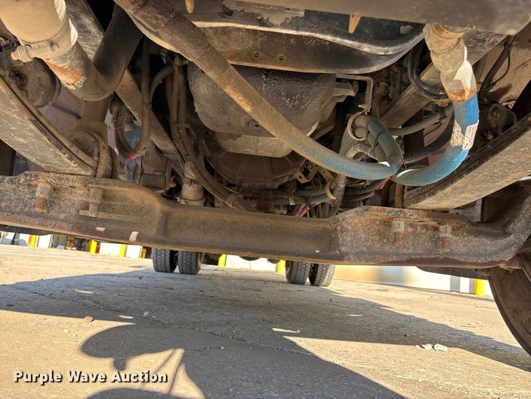 image for item EE4438 2013 Peterbilt 330 utility / service truck