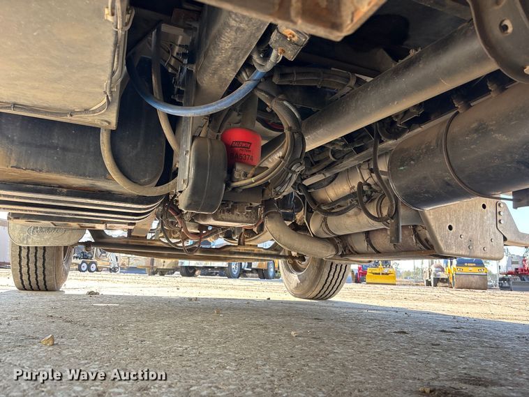 image for item EE4438 2013 Peterbilt 330 utility / service truck