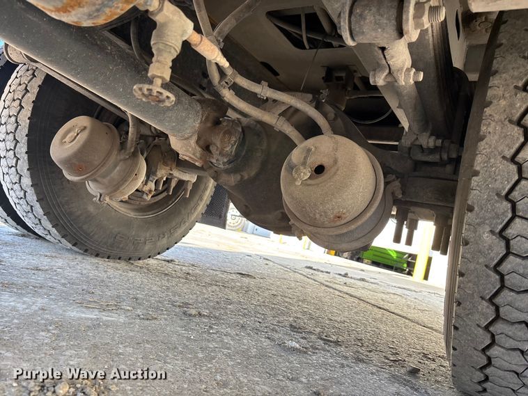 image for item EE4438 2013 Peterbilt 330 utility / service truck