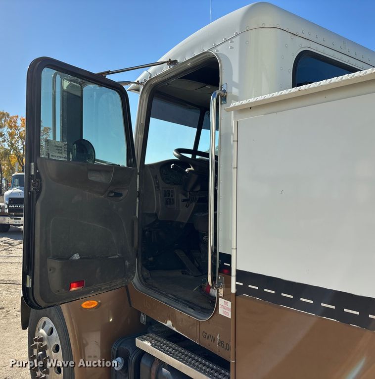 image for item EE4438 2013 Peterbilt 330 utility / service truck