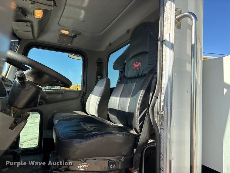 image for item EE4438 2013 Peterbilt 330 utility / service truck