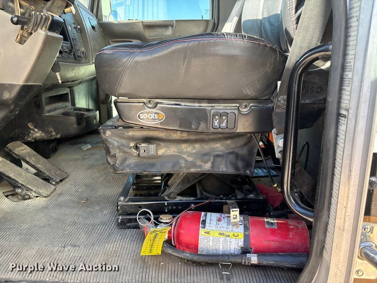 image for item EE4438 2013 Peterbilt 330 utility / service truck