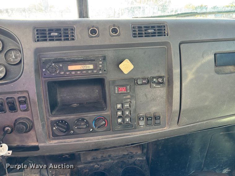 image for item EE4438 2013 Peterbilt 330 utility / service truck