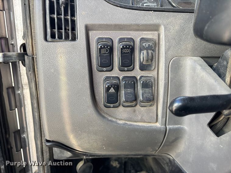 image for item EE4438 2013 Peterbilt 330 utility / service truck