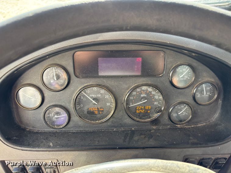 image for item EE4438 2013 Peterbilt 330 utility / service truck