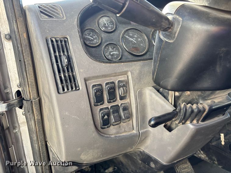 image for item EE4438 2013 Peterbilt 330 utility / service truck