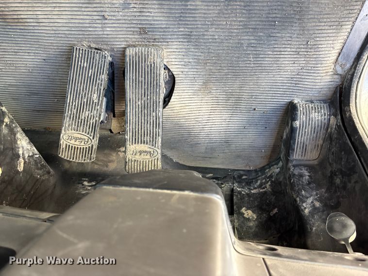 image for item EE4438 2013 Peterbilt 330 utility / service truck