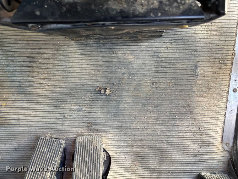 image for item EE4438 2013 Peterbilt 330 utility / service truck