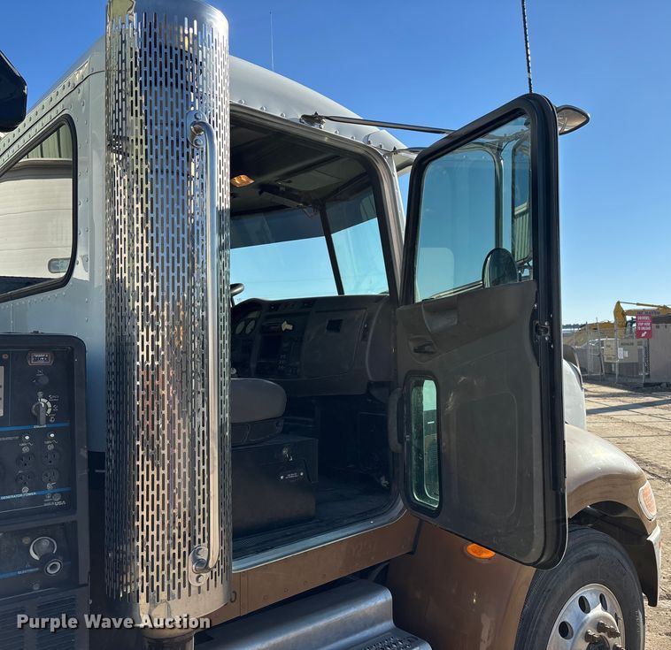 image for item EE4438 2013 Peterbilt 330 utility / service truck