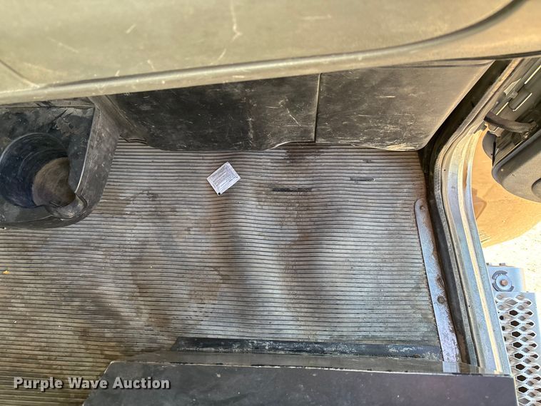 image for item EE4438 2013 Peterbilt 330 utility / service truck