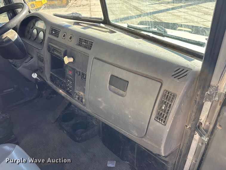 image for item EE4438 2013 Peterbilt 330 utility / service truck