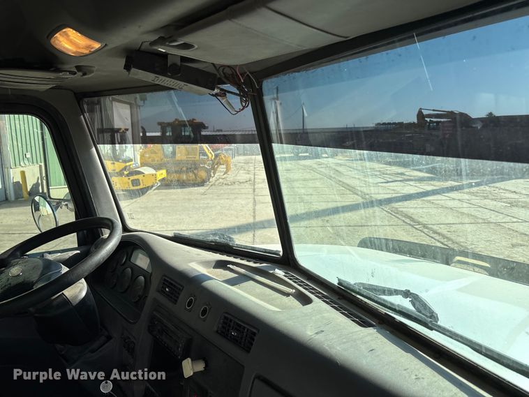 image for item EE4438 2013 Peterbilt 330 utility / service truck