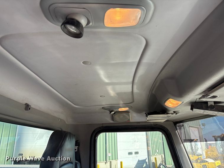 image for item EE4438 2013 Peterbilt 330 utility / service truck