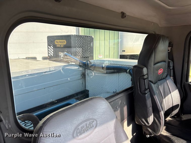 image for item EE4438 2013 Peterbilt 330 utility / service truck