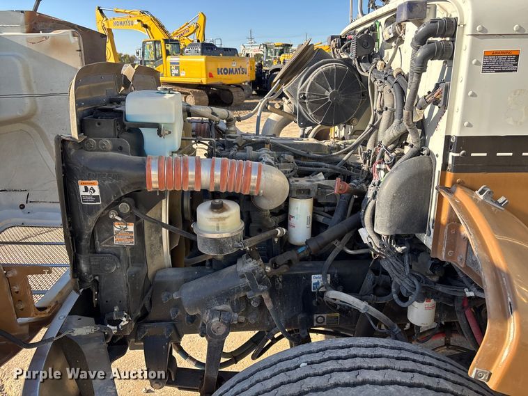 image for item EE4438 2013 Peterbilt 330 utility / service truck