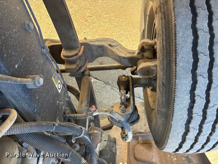 image for item EE4438 2013 Peterbilt 330 utility / service truck