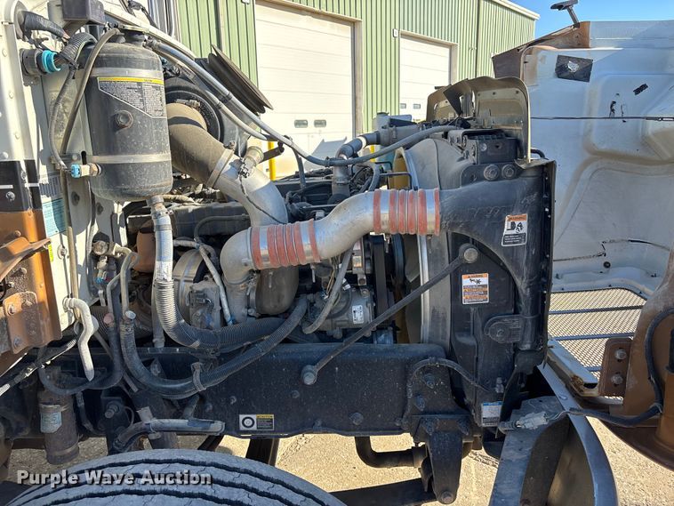 image for item EE4438 2013 Peterbilt 330 utility / service truck