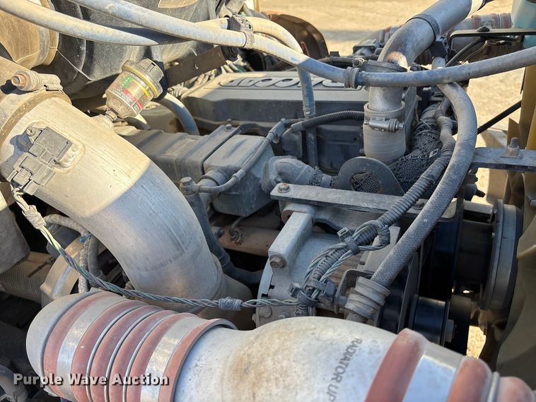 image for item EE4438 2013 Peterbilt 330 utility / service truck