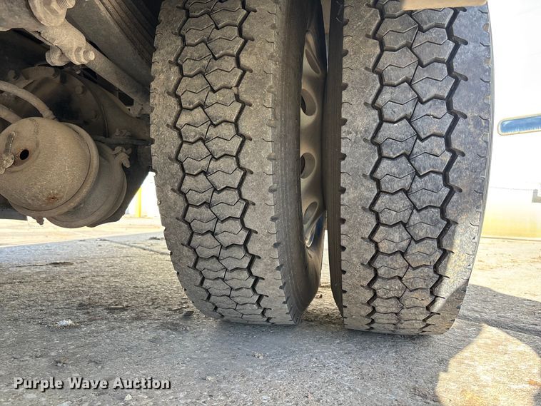 image for item EE4438 2013 Peterbilt 330 utility / service truck