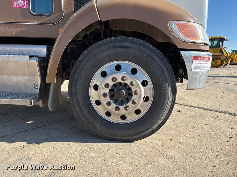 image for item EE4438 2013 Peterbilt 330 utility / service truck