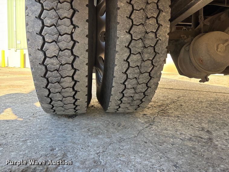 image for item EE4438 2013 Peterbilt 330 utility / service truck