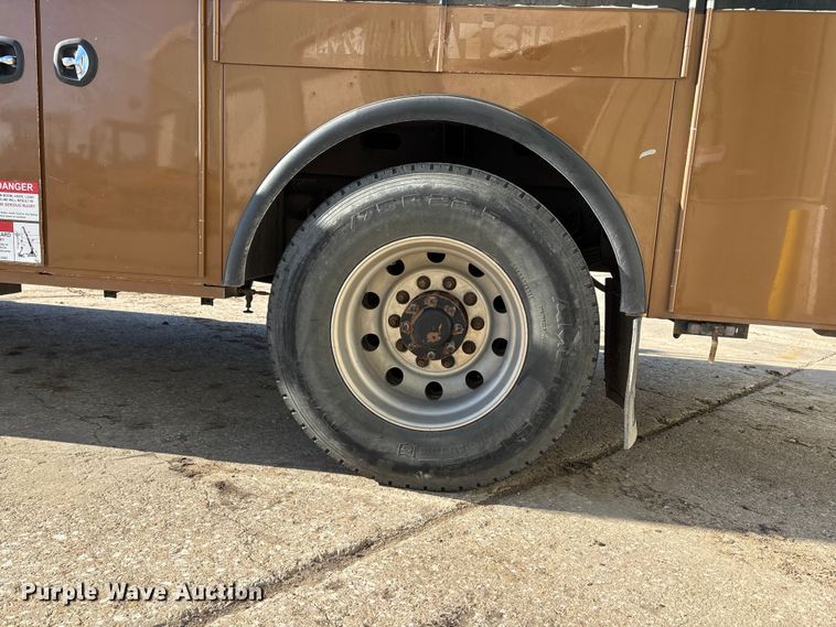 image for item EE4438 2013 Peterbilt 330 utility / service truck