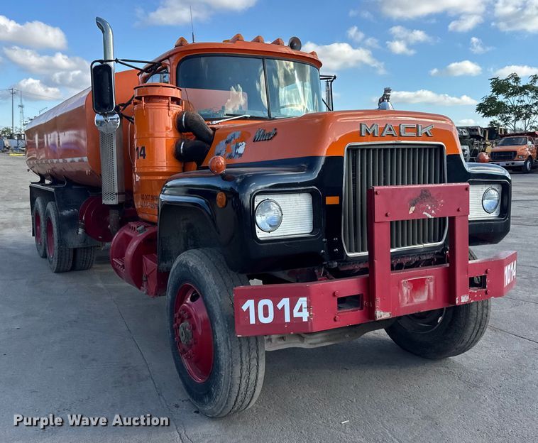 image for item EF2225 1978 Mack RD686 water truck