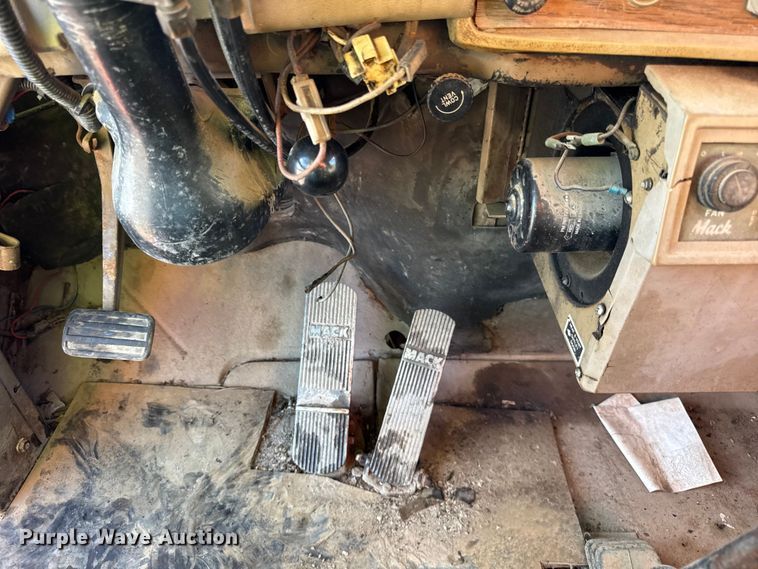 image for item EF2225 1978 Mack RD686 water truck