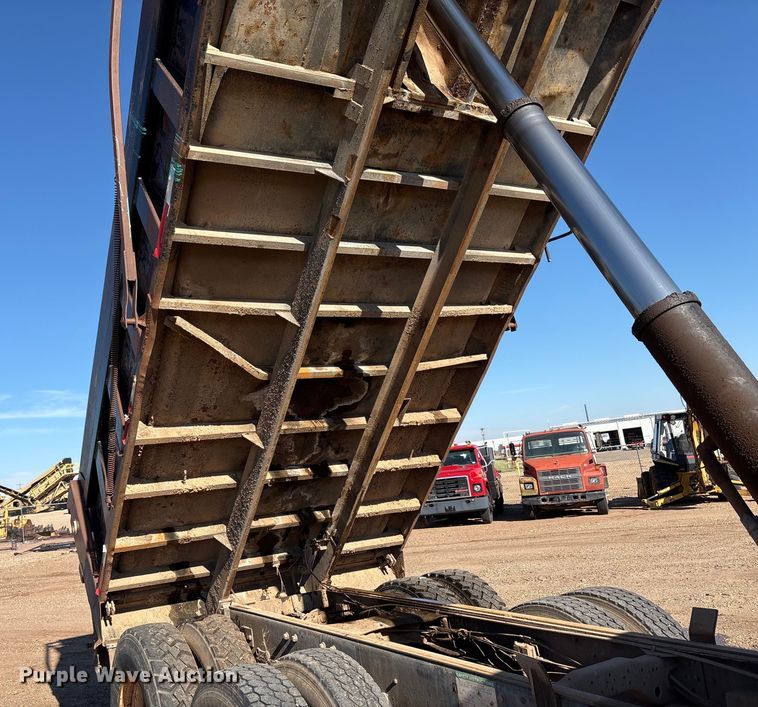 image for item EF6115 1999 Mack RD600GK dump truck