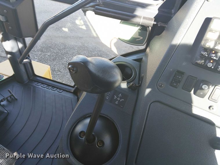 image for item EG1673 2017 John Deere 410L backhoe