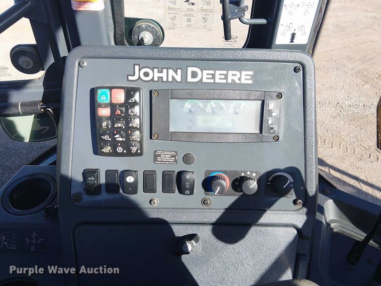 image for item EG1673 2017 John Deere 410L backhoe