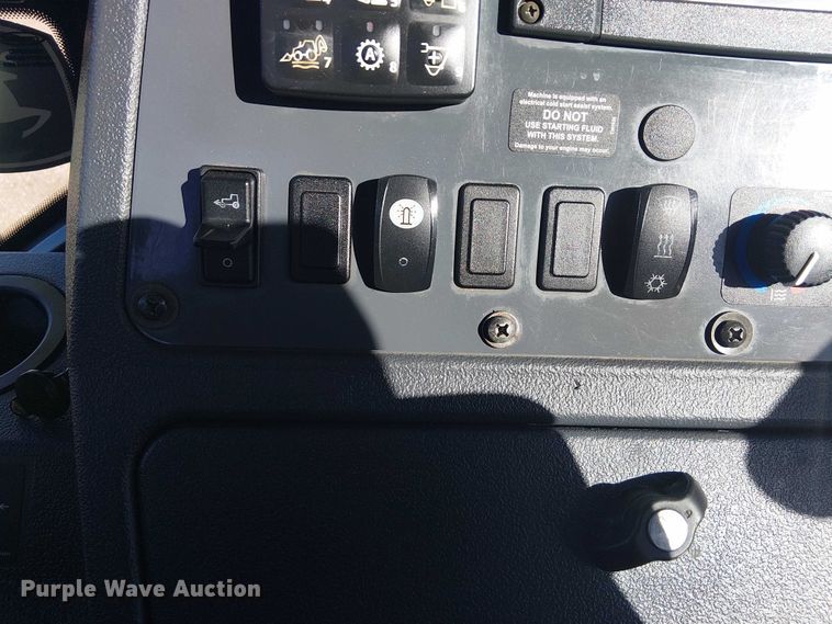 image for item EG1673 2017 John Deere 410L backhoe