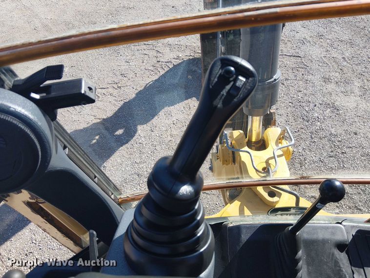 image for item EG1673 2017 John Deere 410L backhoe