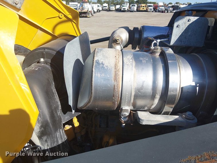 image for item EG1673 2017 John Deere 410L backhoe