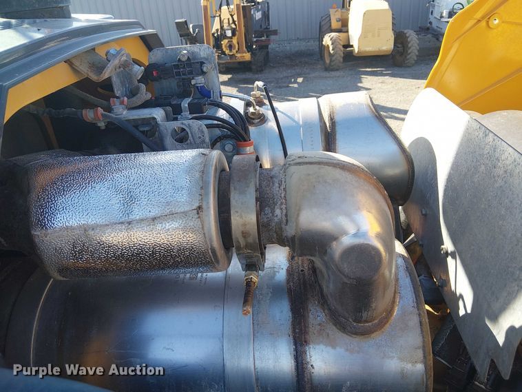 image for item EG1673 2017 John Deere 410L backhoe