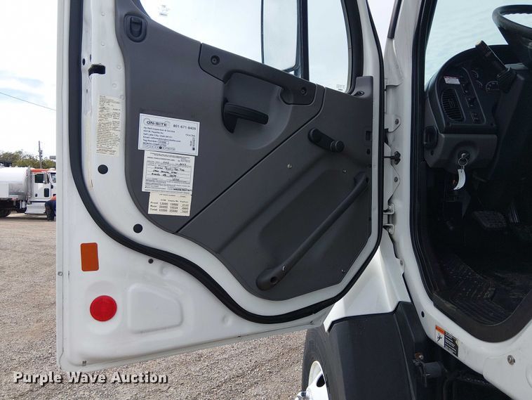 image for item EG1682 2014 Freightliner 108SD utility / service truck